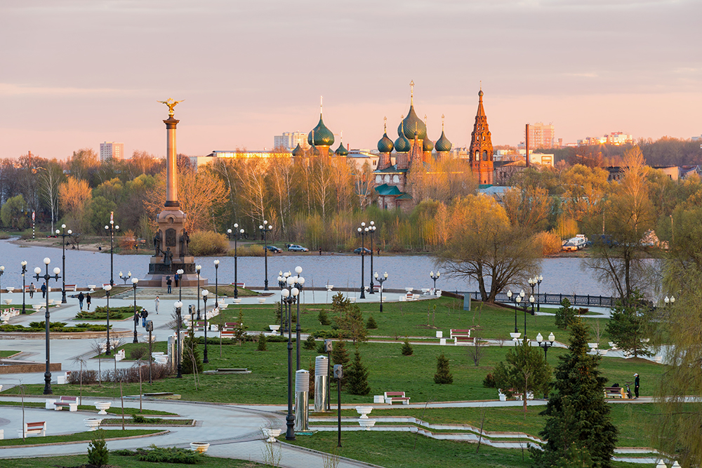 Стрелка — популярное место для прогулок в Ярославле. Фотография: Ilya BIM Beskhlebny / Shutterstock / FOTODOM