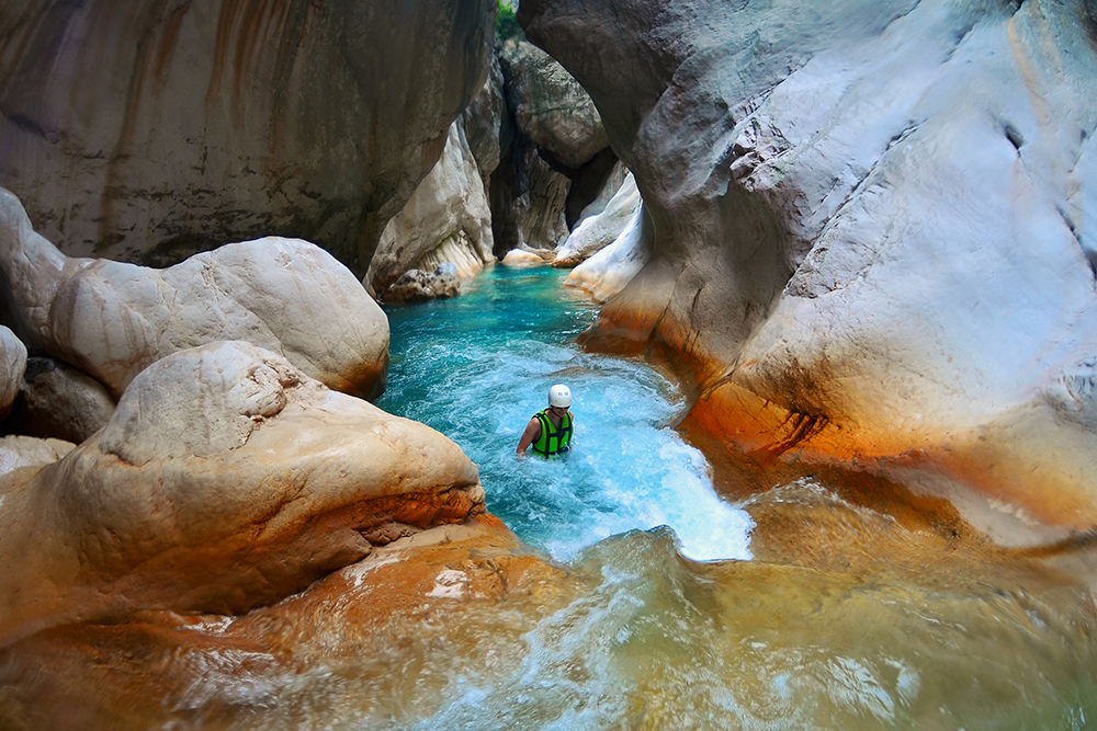 Вода в каньоне круглый год холодная. Фотография: maroznc / iStock