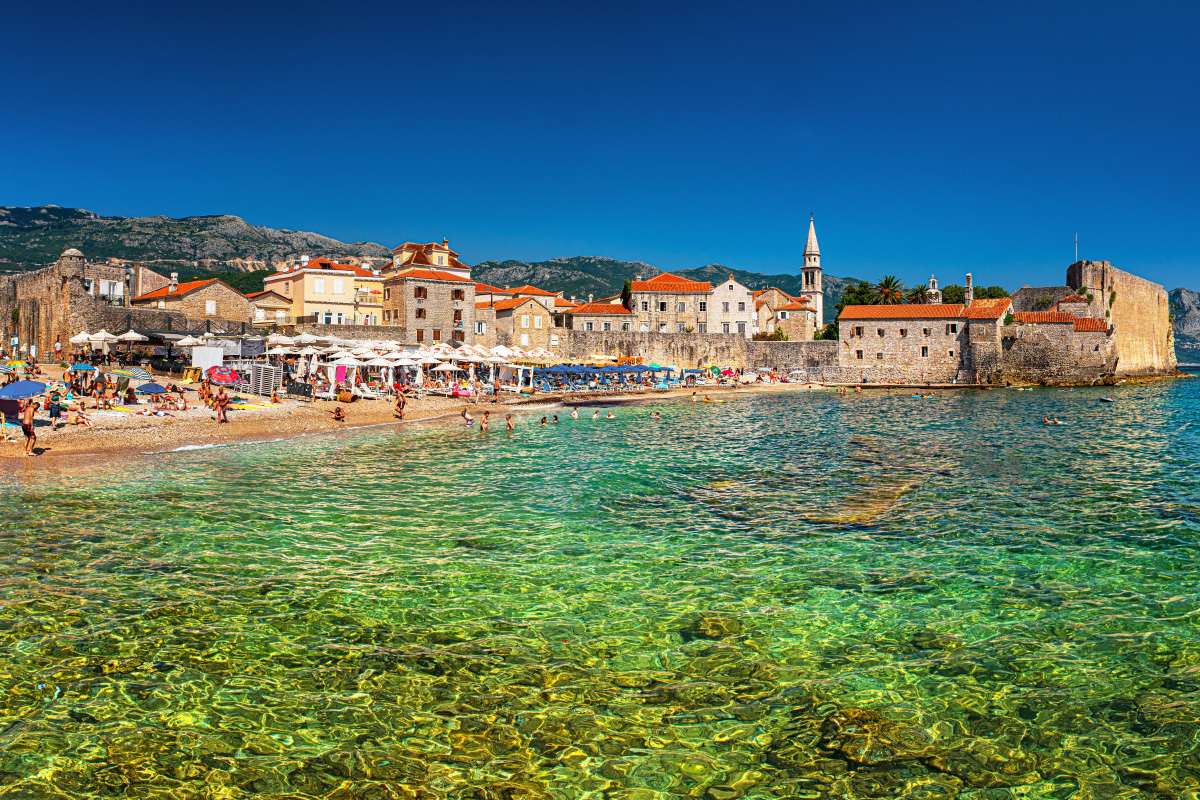 Пляж и Старый город Будвы. Фотография: Botond Horvath / Shutterstock / FOTODOM