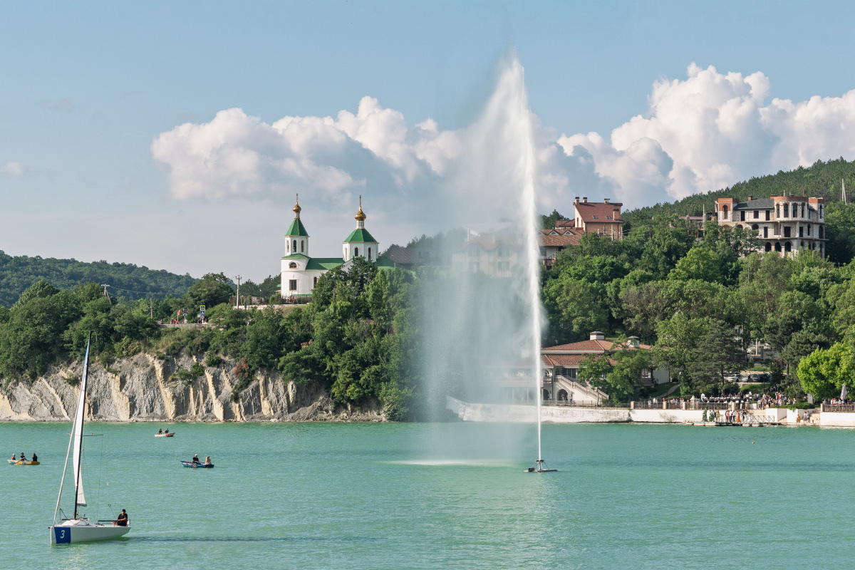 Озеро Абрау-Дюрсо. Фотография: Lilkin / Shutterstock / FOTODOM