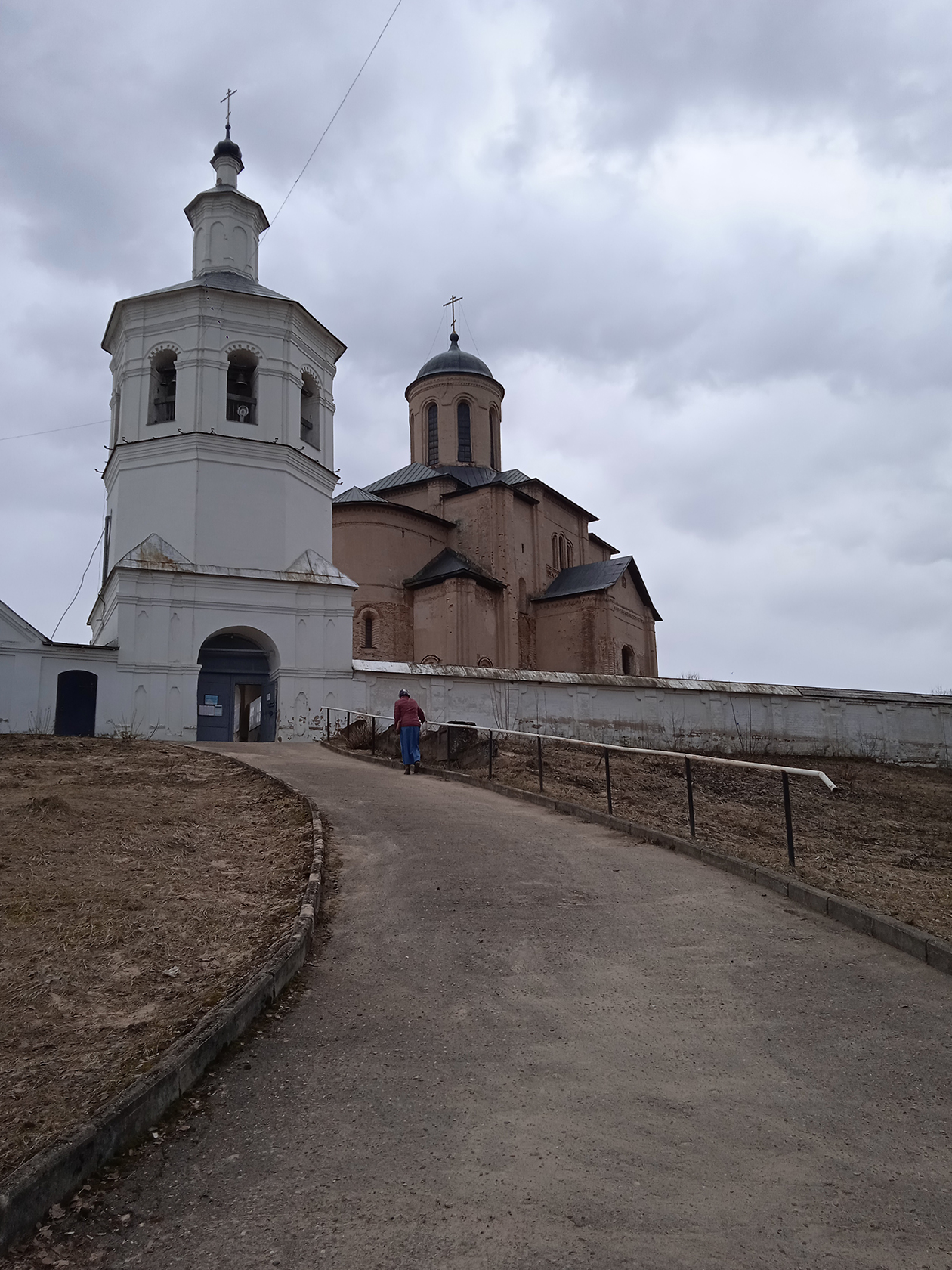 Дорога к храму Архангела Михаила