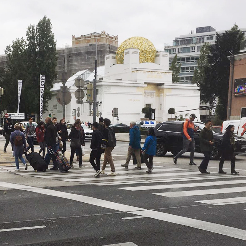 Вид из окна «Толстого» на оживленную улицу и памятник австрийскому модерну — выставочный павильон Венского сецессиона