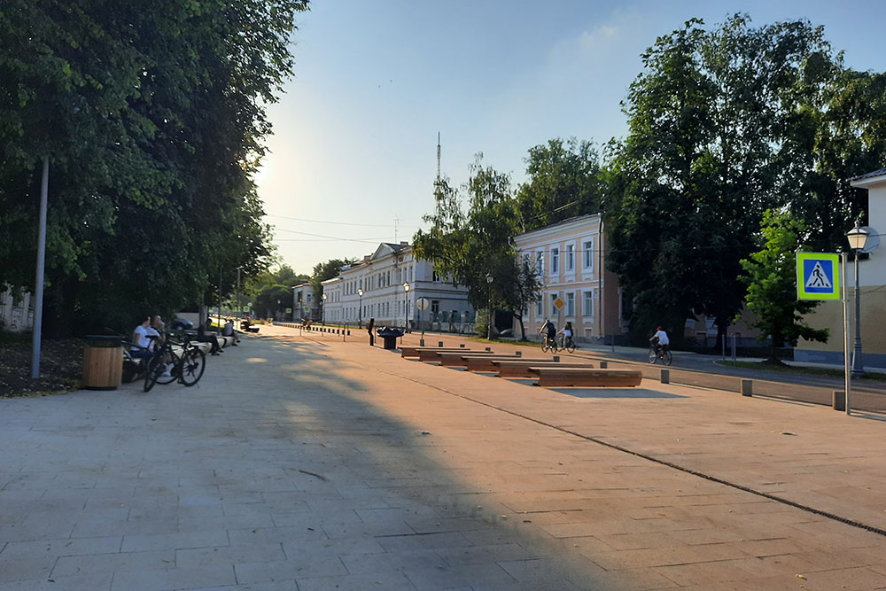 После ремонта движение автомобилей на Ильиной улице сделали односторонним, а вторую половину сделали пешеходной