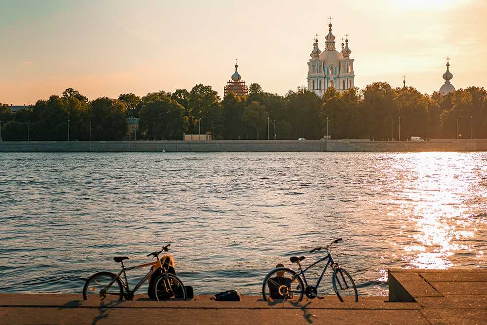 С набережной открывается вид на Смольный собор. Фотография: Ivanova Ksenia / Shutterstock / FOTODOM