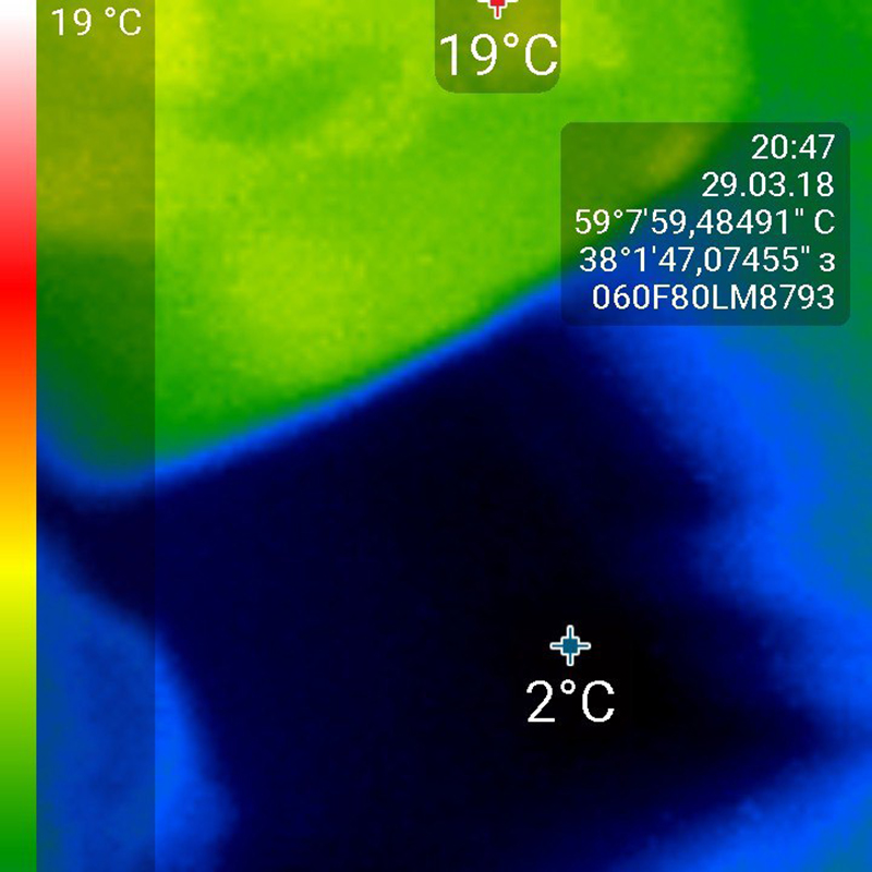 Здесь отчетливо видно пятно с резким перепадом температуры: везде +19 °С, но на небольшом участке всего +2 °С. Так и находят проблемы