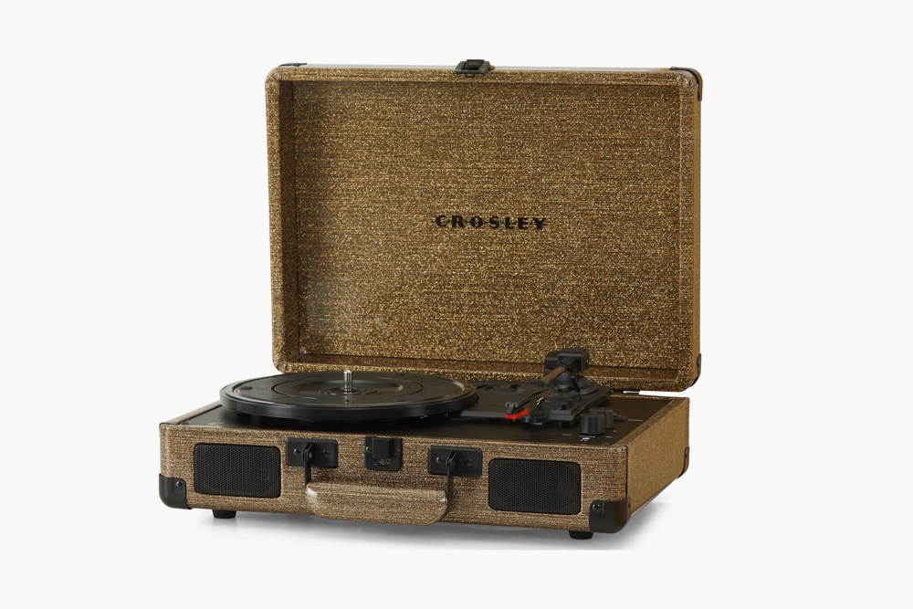 Crosley Cruiser Plus можно брать с собой к друзьям не беспокоясь об акустике, главное — захватить пластинки и сетевой адаптер. Обойдется такой в 10 000 ₽