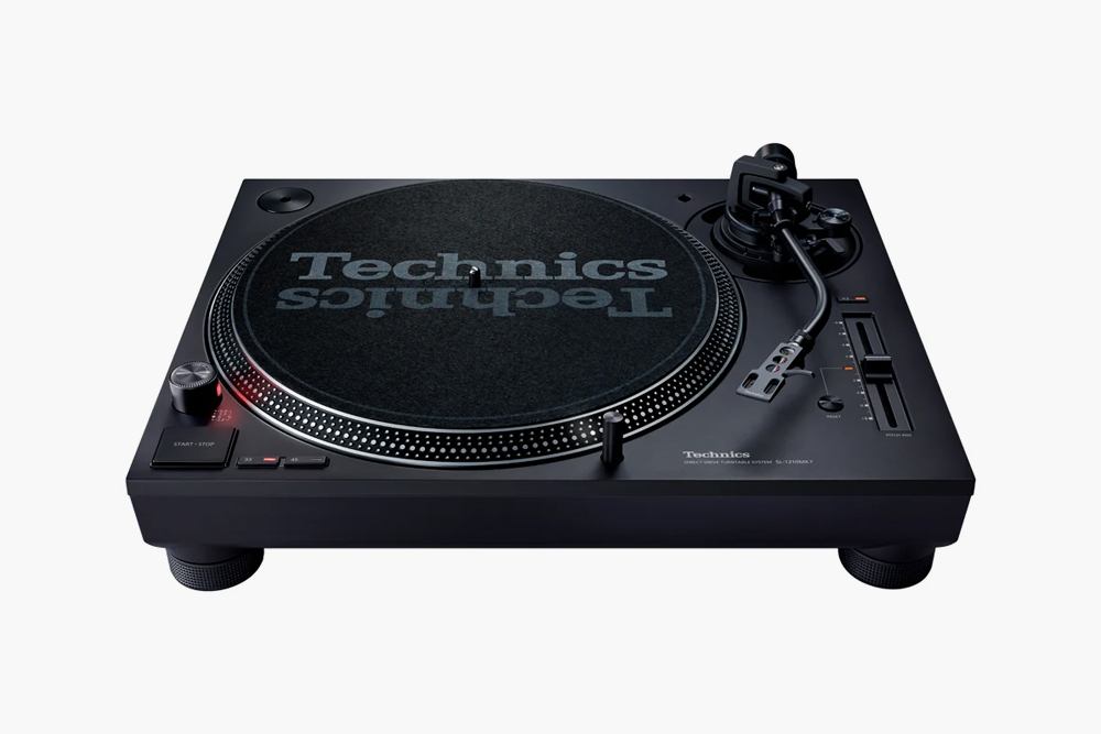 Technics SL-1210MK7 — ультимативный выбор для музыкального энтузиаста. Он крепко собран и при должном уходе прослужит десятки лет. За него просят 114 750 ₽