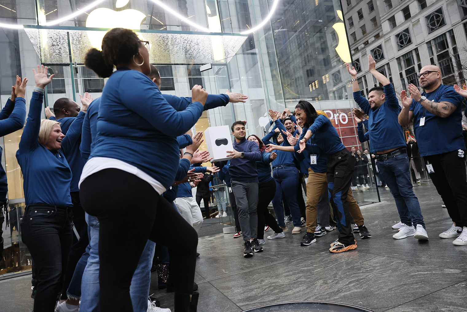 Открытие продаж Apple Vision Pro в США. Фотография: Michael M. Santiago / Getty Images