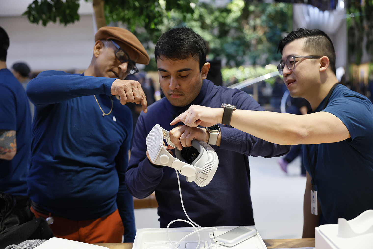 Открытие продаж Apple Vision Pro в США. Фотография: Michael M. Santiago / Getty Images