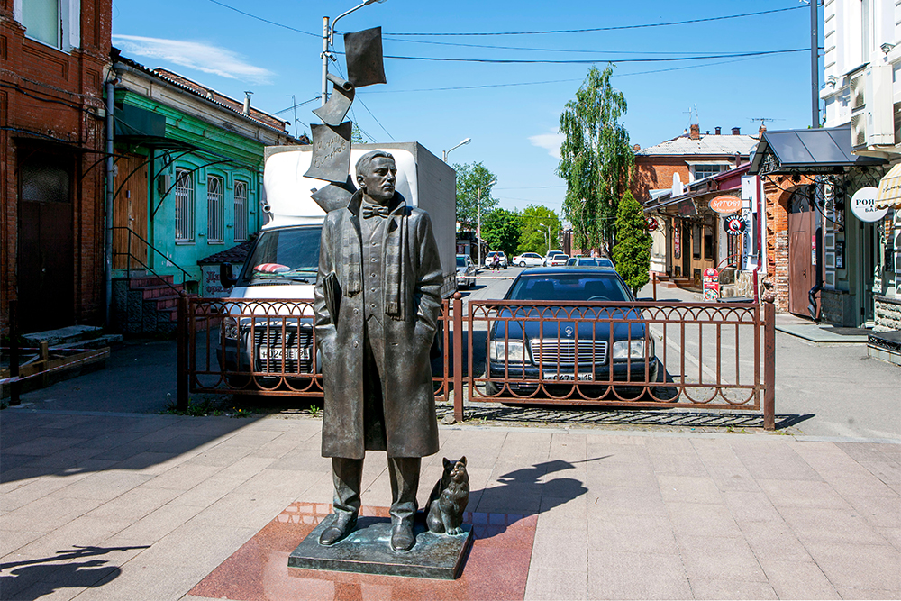 На проспекте Мира стоит памятник Михаилу Булгакову. Рядом с ним — кот Бегемот. Местные жители трут ему нос. Фото: Sergei Afanasev / Shutterstock