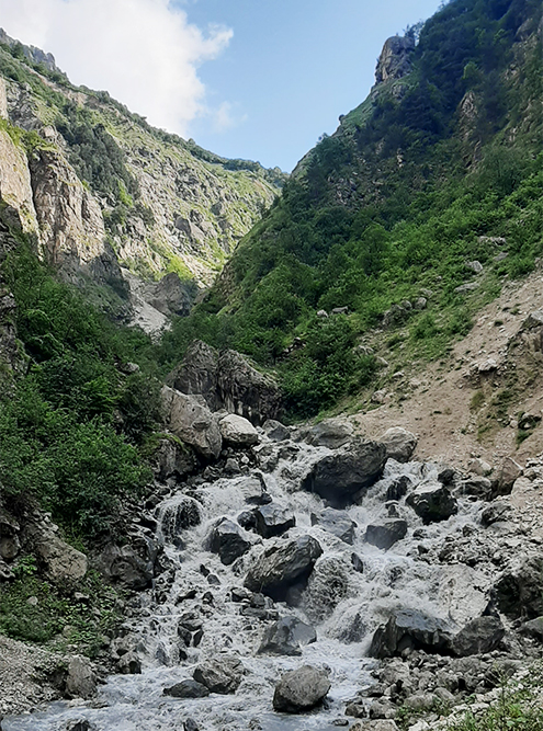 Водопад по дороге в Кобань