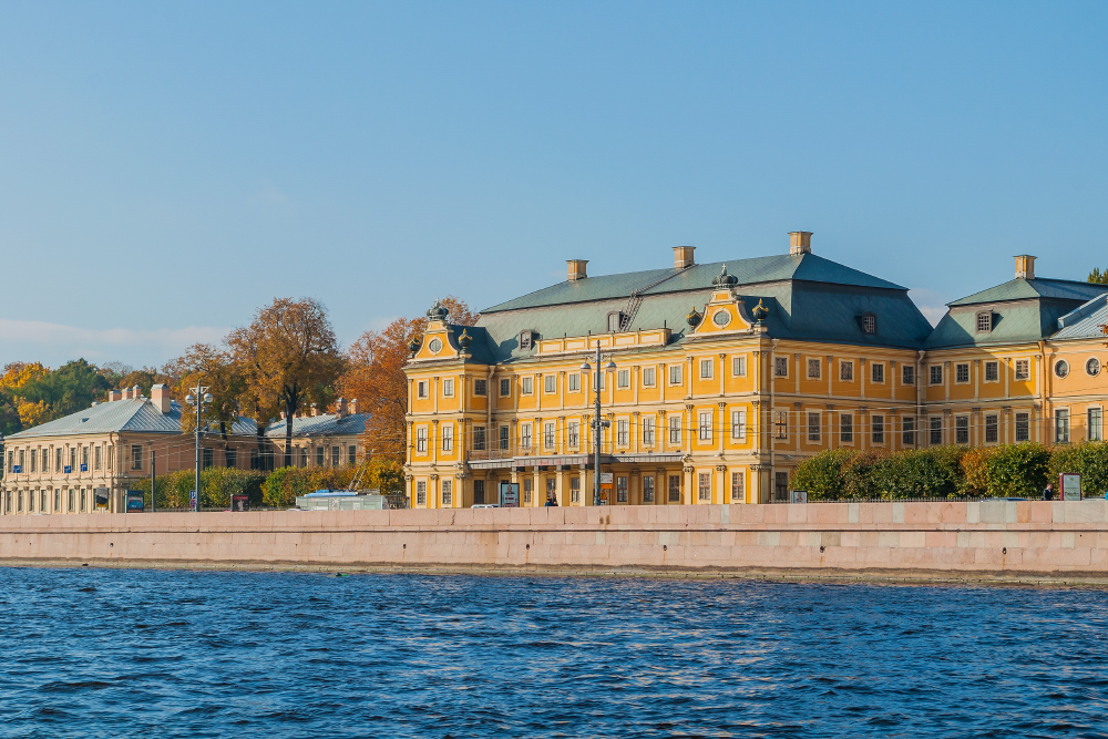 Дворец Меншикова стоит на самом берегу Невы. Фото: october prince / Shutterstock