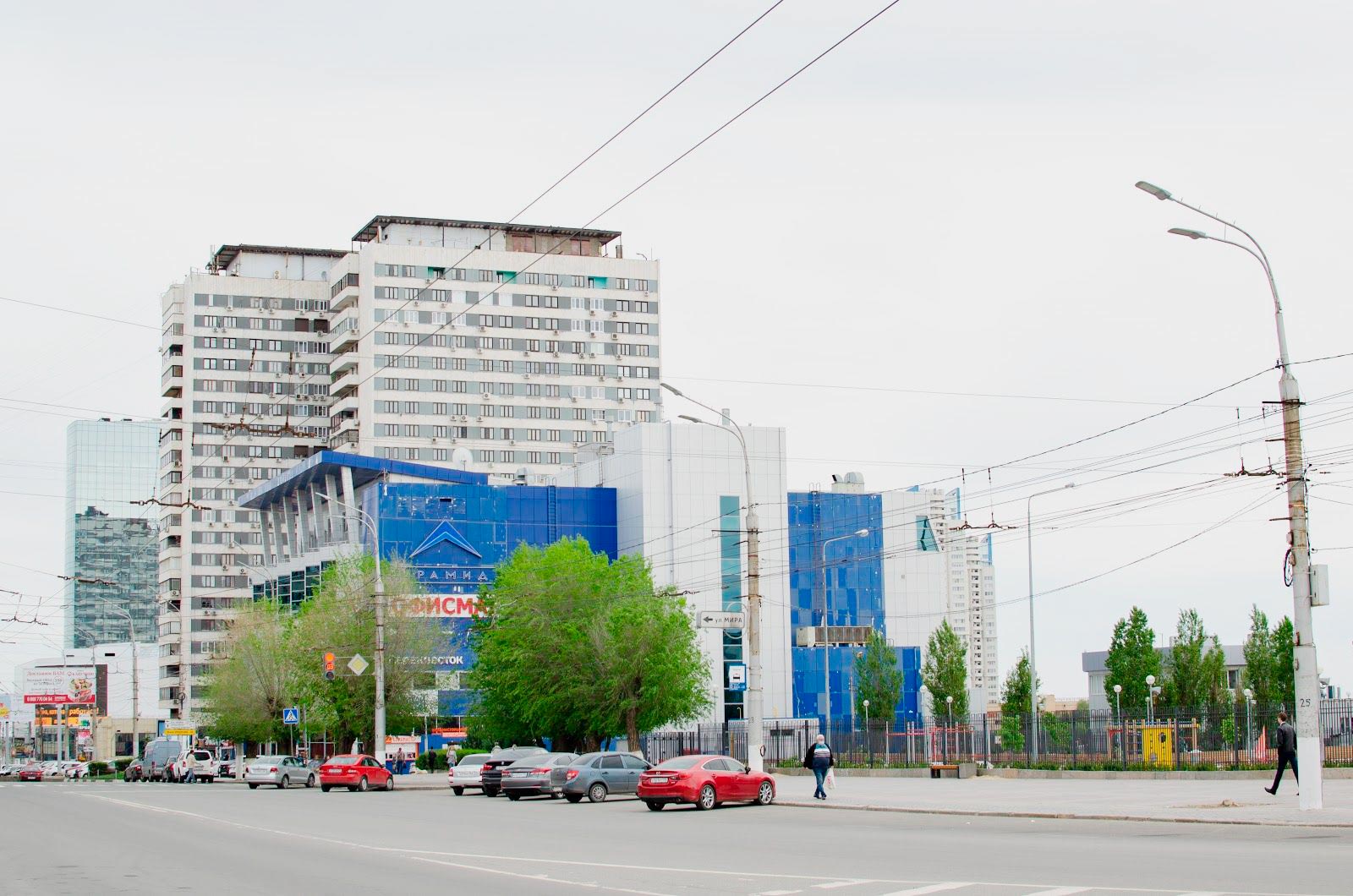 Это торговый центр «Пирамида» в Центральном районе, там есть «Перекресток», «Офисмаг», несколько маленьких магазинов, кинотеатр и спортзал