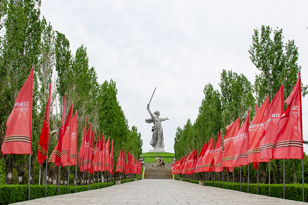 Особенно красиво на Мамаевом кургане в мае. Приходить сюда лучше к вечеру: можно посмотреть на панораму города на закате и потом насладиться иллюминацией комплекса