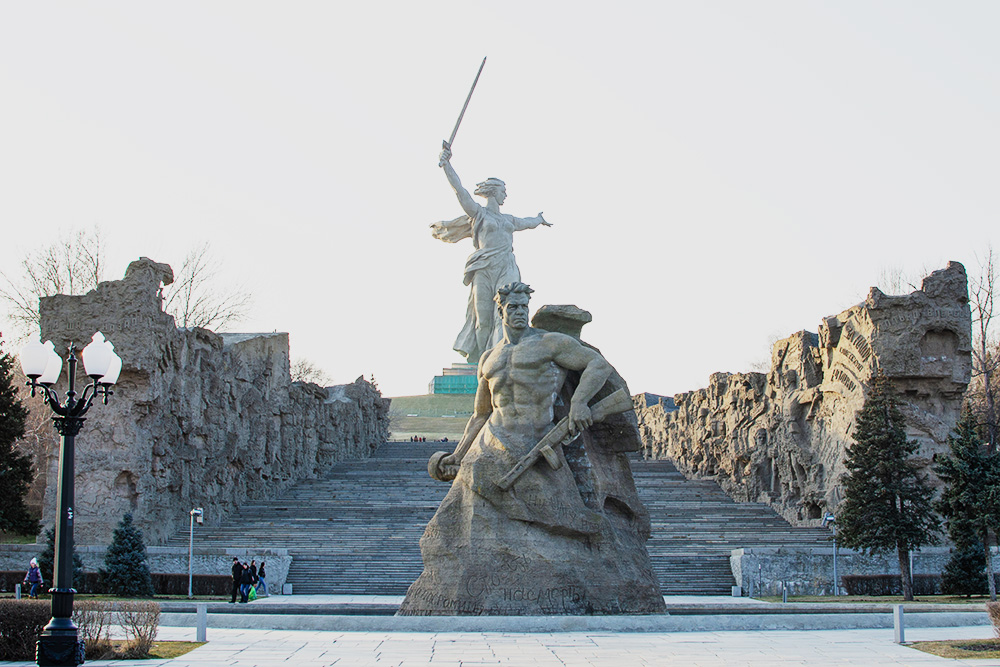 Главный скульптор всех композиций на Мамаевом кургане — Е. В. Вучетич. Сами скульптуры выполнены из железобетона