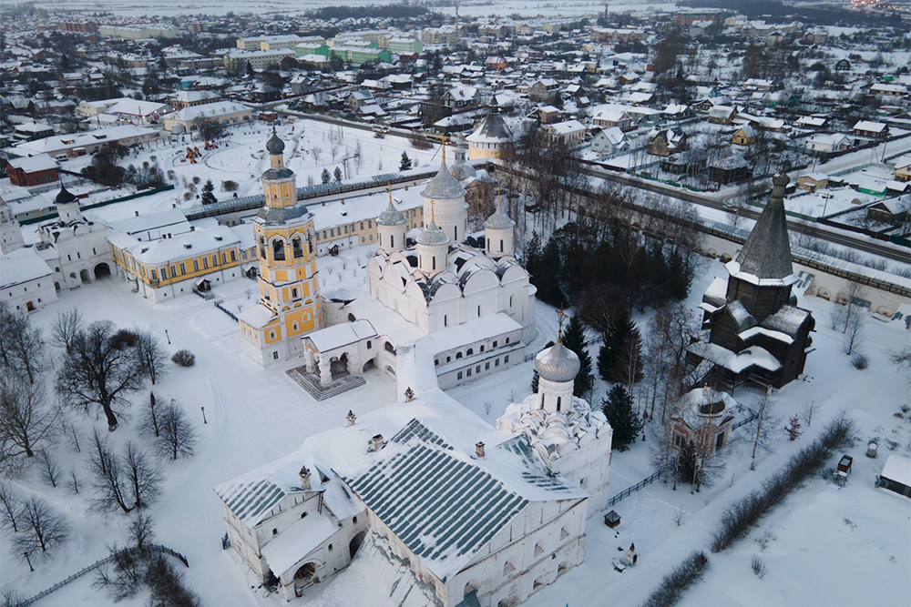 Монастырский комплекс выглядит внушительно, особенно с воздуха