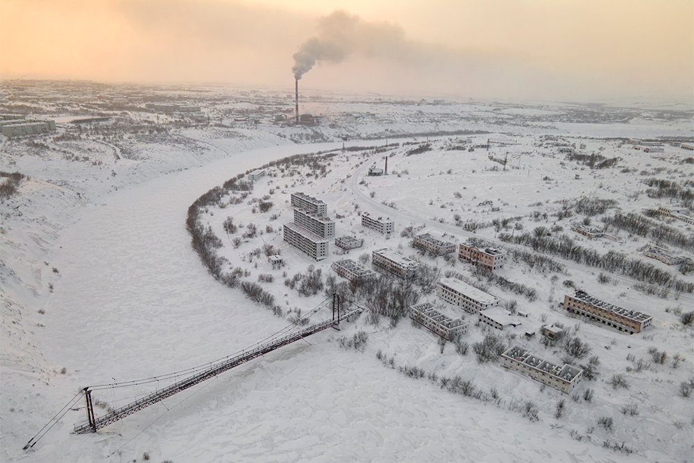 Слева — город, справа — поселок Рудник