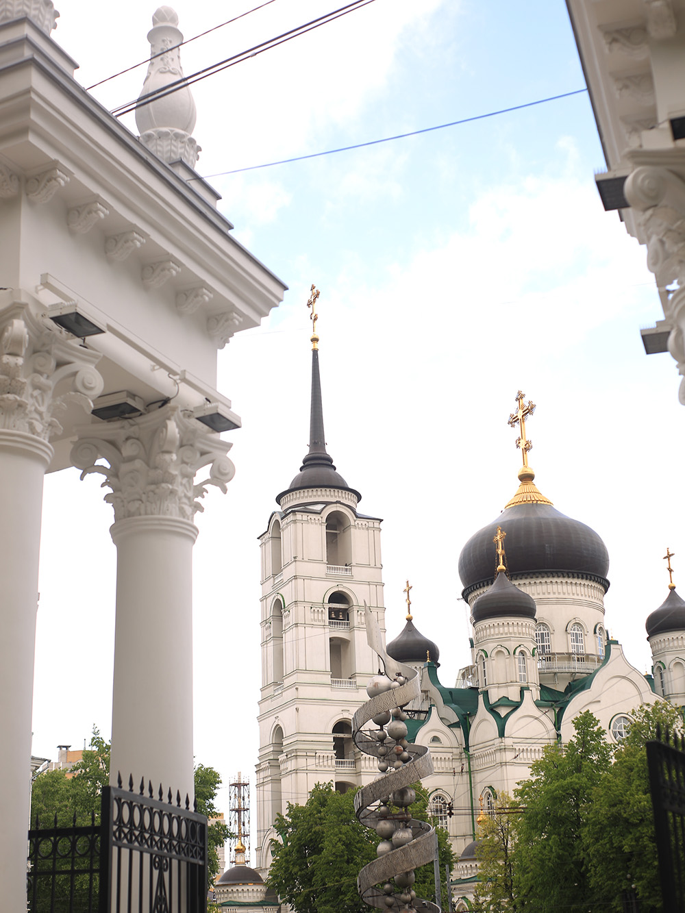 Спираль на фоне храма — памятник советской науке. В Воронеже его называют ДНК