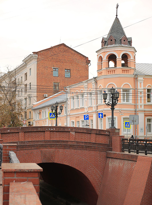 Мост сложен из кирпича, но в старину этот материал называли камнем, поэтому и мост тоже стал Каменным