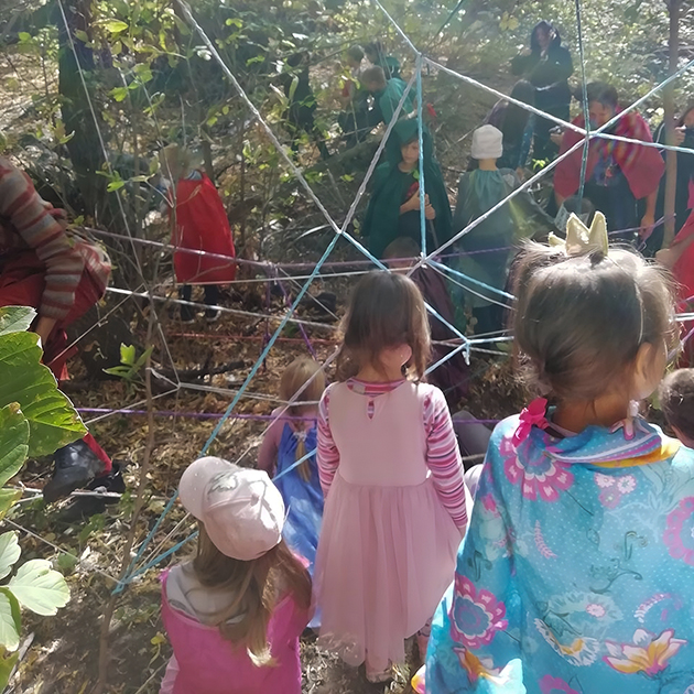 В походе девочки были принцессами и надевали голубые плащи, мальчики-рыцари облачались в красное