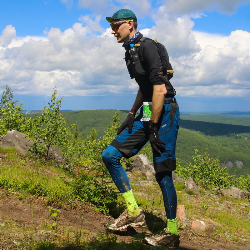 Я поднимаюсь в гору на «Сердце Пармы Trail» в Губахе