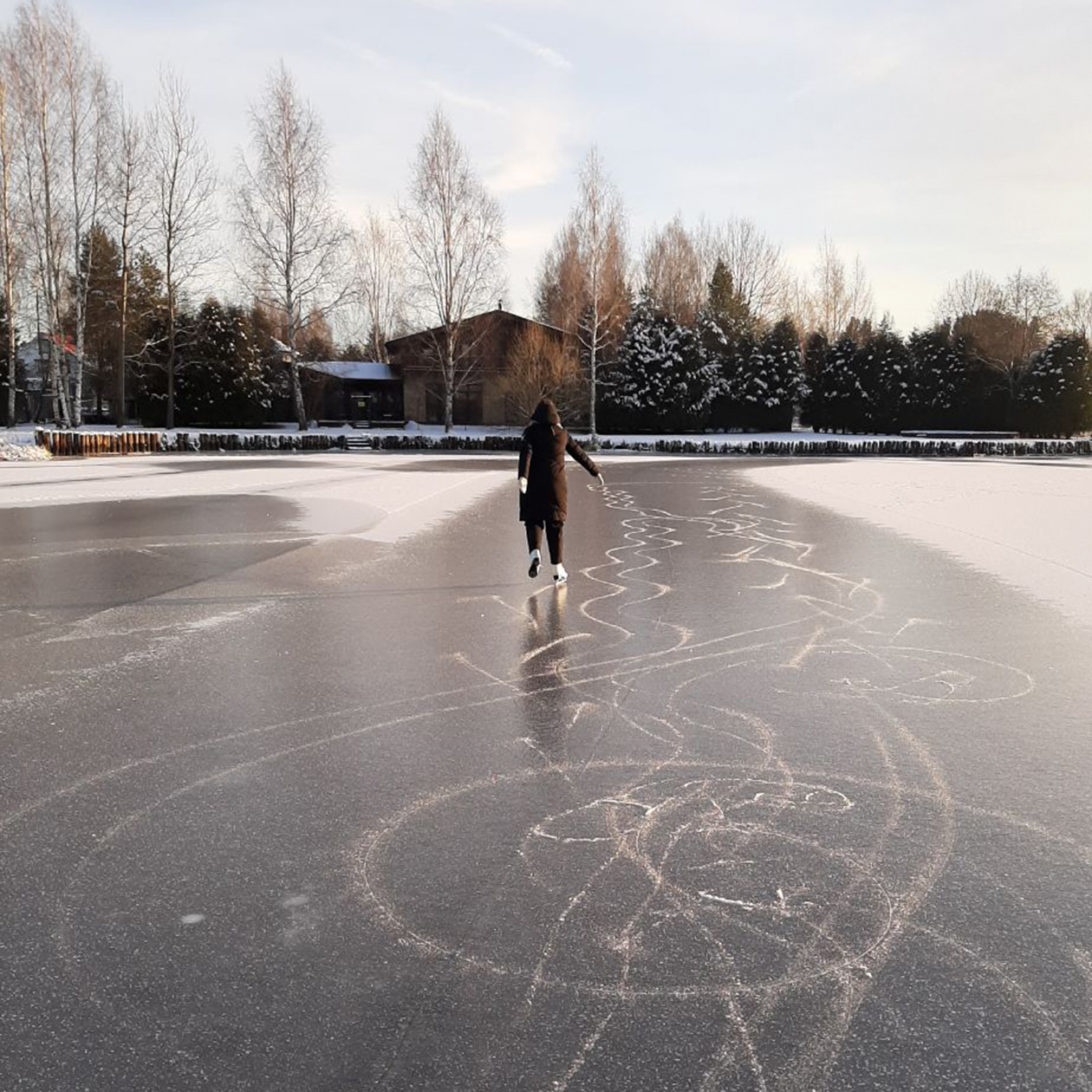 Катаюсь на коньках в парке