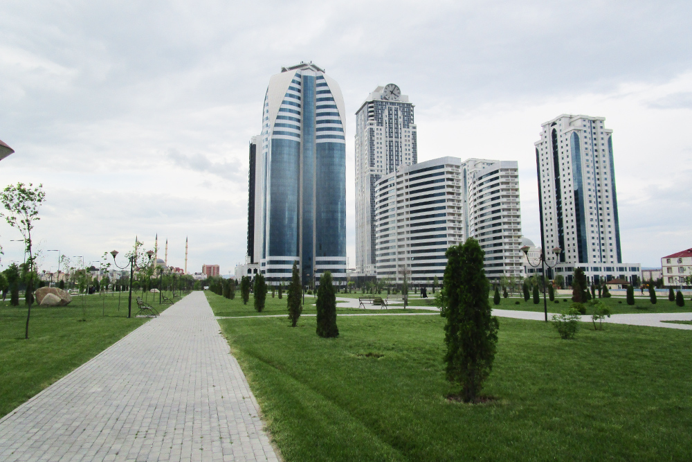 Это сильно уменьшенный вариант Москва-Сити. Небоскребов мало