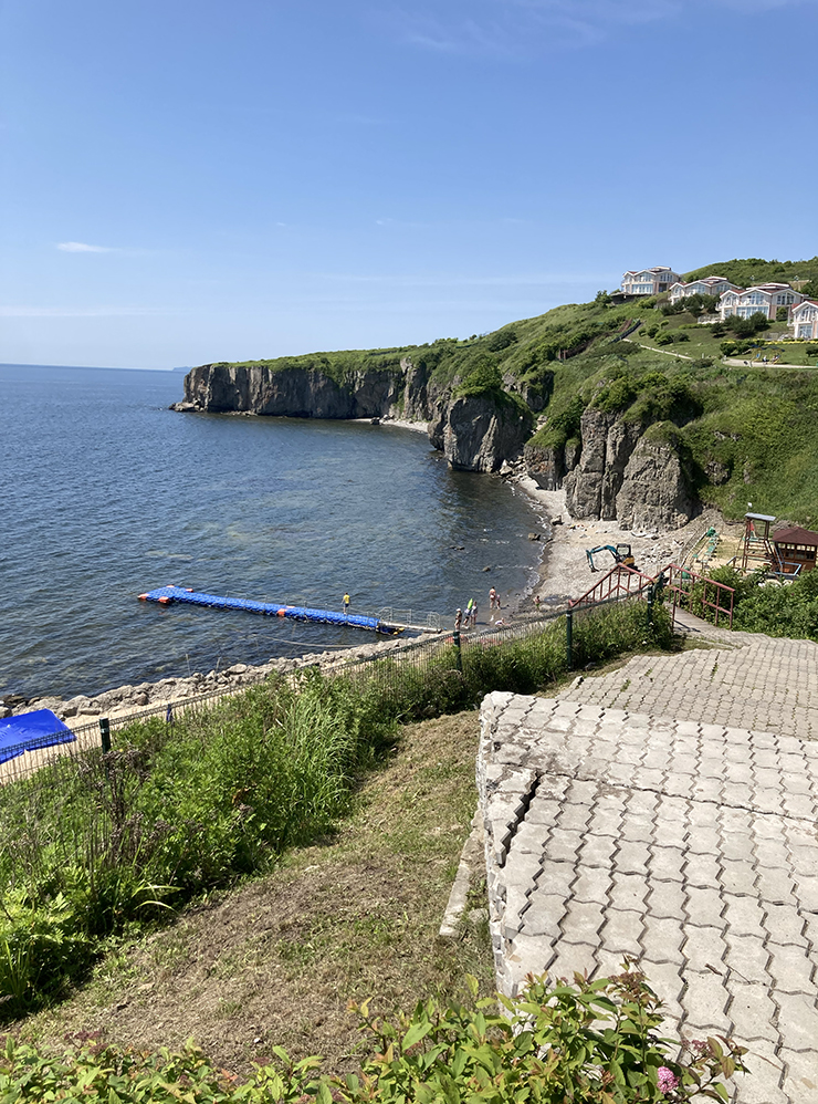 Полина любит море. И несмотря на то что нам трудно было к нему спускаться, несколько раз удалось