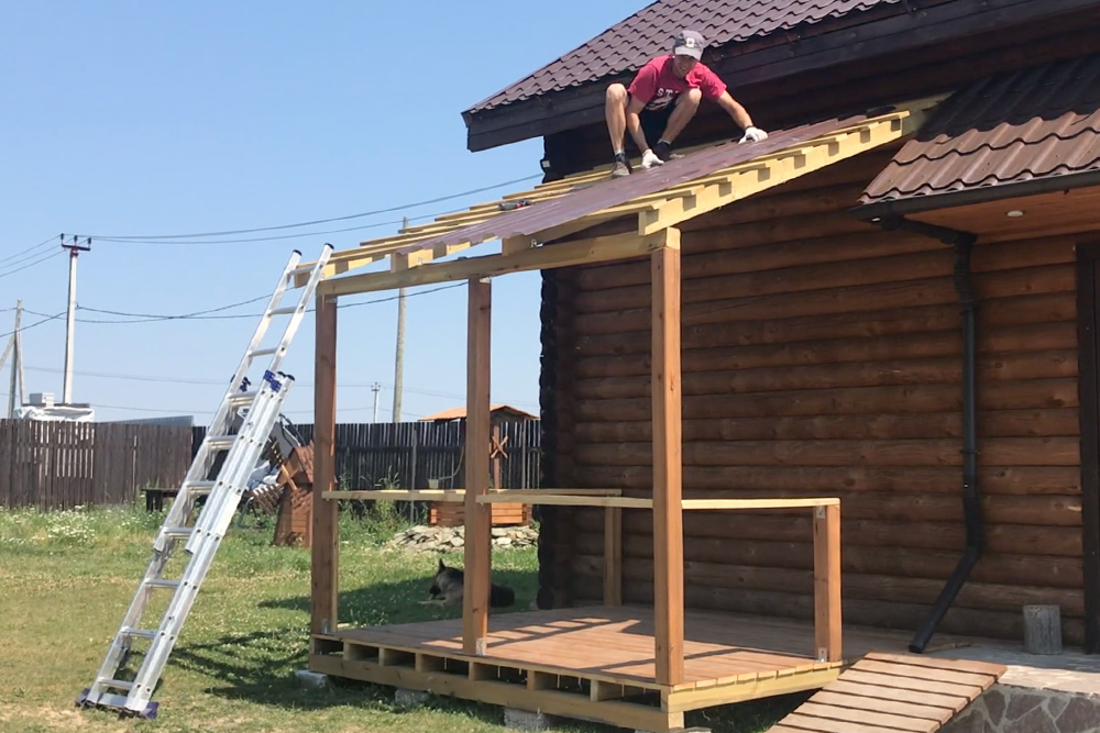 Профлист на крышу я поднял в одиночку по обычной лестнице