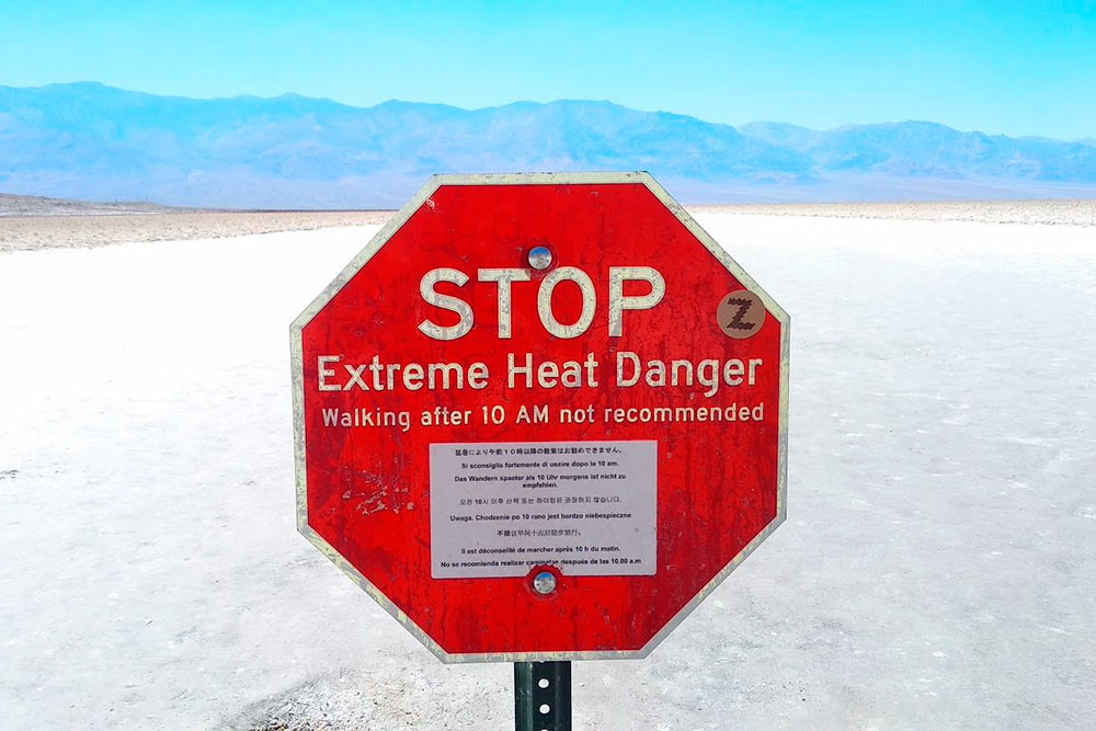 Этот знак установлен на локации Badwater Basin в Долине Смерти. Там на разных языках говорится об опасности прогулок после 10 утра из-за экстремально высокой температуры воздуха