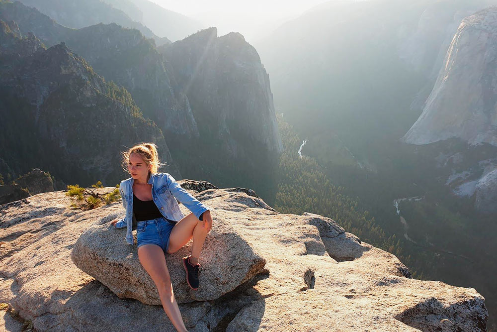 Смотровая площадка Taft Point с видом на долину Йосемити. Путь от места парковки автомобиля занимает около получаса в одну сторону. Тропинка идет через густой лес, поэтому лучше не ходить там после захода солнца