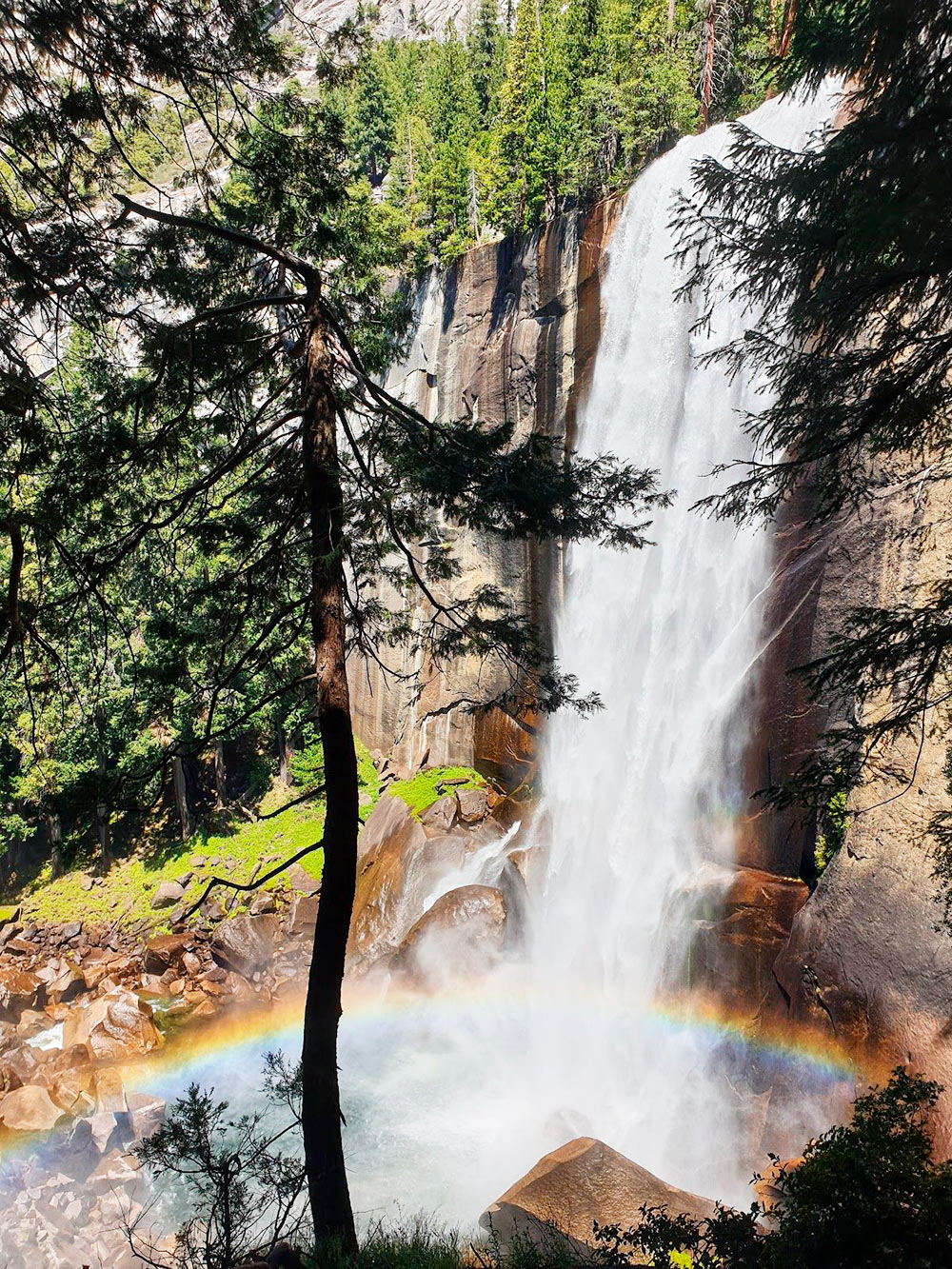 Водопад Вернал на пути трейла The Mist Trail. Дорога от остановки займет полтора часа в одну сторону