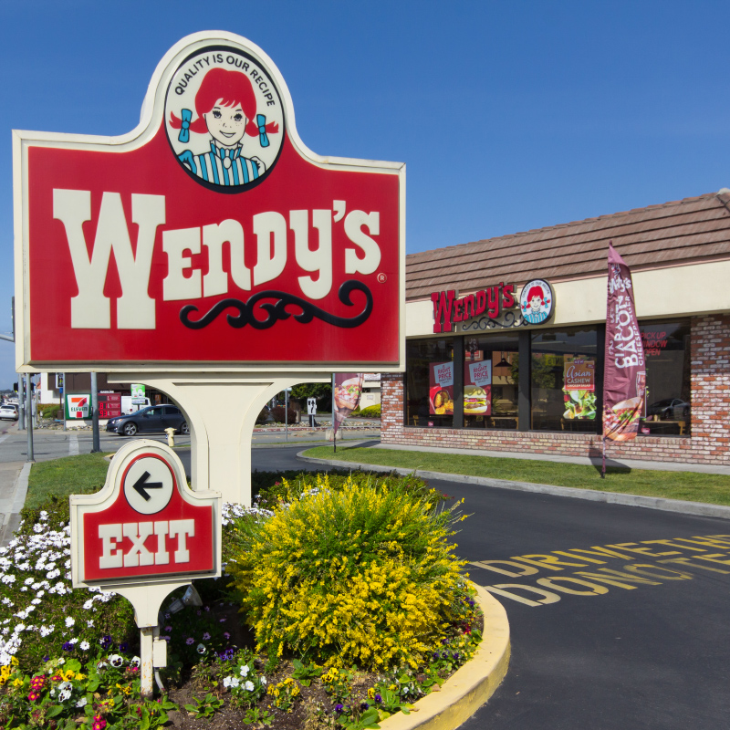 На логотипе Wendy’s — рыжеволосая девочка. Это Венди, дочь основателя сети. Фото: Ken Wolter / Shutterstock