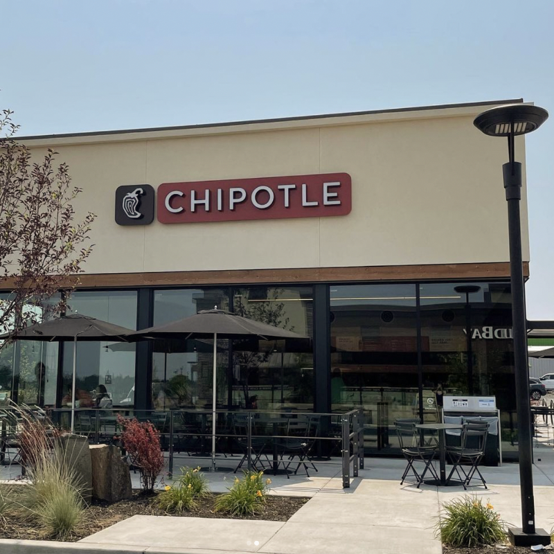 Chipotle использует в оформлении нейтральные цвета, в отличие от многих сетей фастфуда. Внутри рестораны тоже выглядят минималистично. Стиль напоминает лофт: дерево, бетон, кирпич. И никаких сомбреро на стене