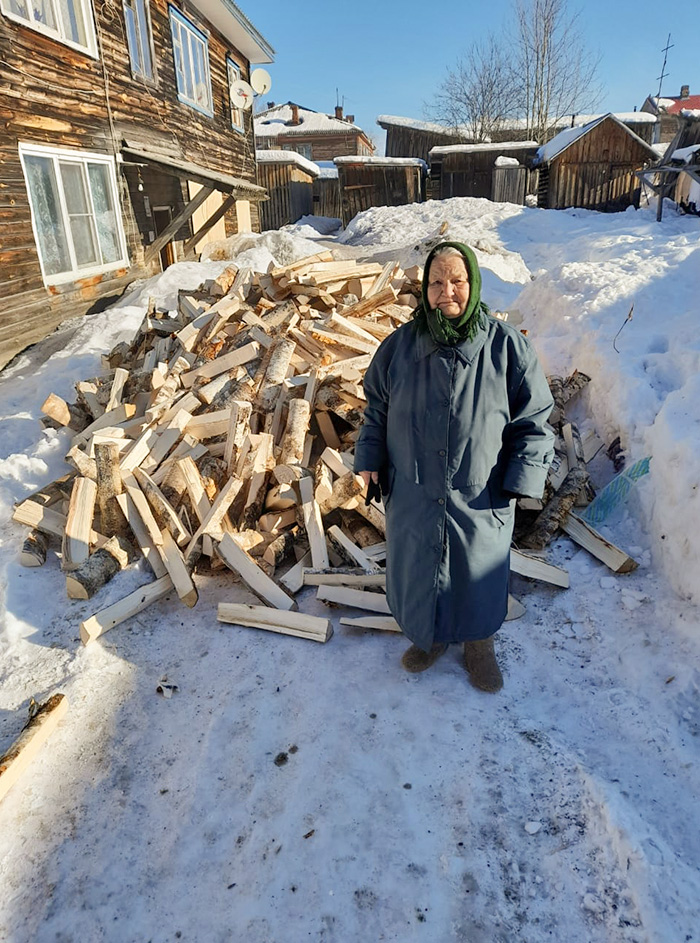 Для пенсионера с минимальной пенсией 5 кубов дров — очень большая помощь, поскольку они стоят около 10 000 ₽. При пенсии в 12 000 ₽ закупить дрова на зиму почти невозможно. На фото Валентина Ивановна