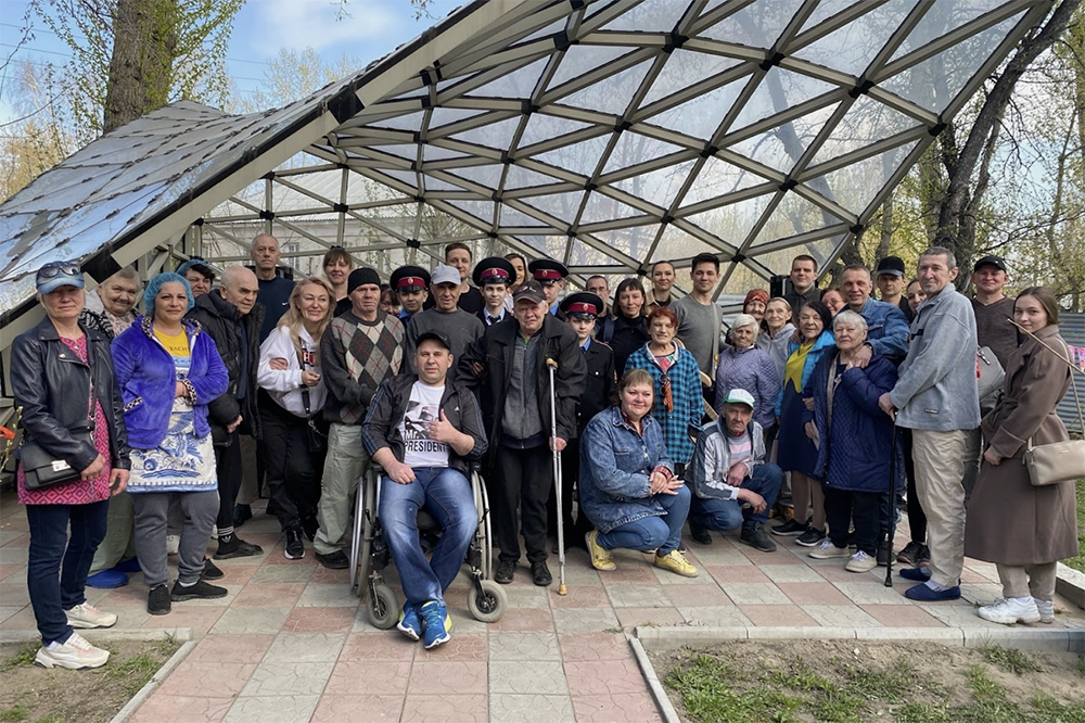 Подопечные НКО во время майских праздников в «Доме милосердия». В гости пришли кадеты из Сибирского кадетского корпуса, ивент-агентство «Игры мира» и кавер-группа Five Band