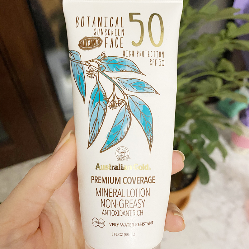 Австралийский водостойкий солнцезащитный крем Botanical Tinted Face с защитой от УФ-лучей типа А и В, SPF 50. В составе есть Zinc Oxide и Titanium Dioxide. Подойдет для жирной кожи. Цена — от 3755 ₽