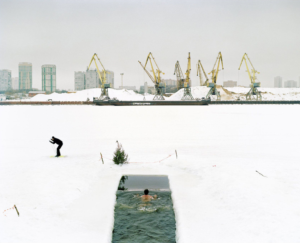 Это одна из фотографий Гронского. Если бы не городские пейзажи, ее легко можно было бы спутать со сценой из «Волка»