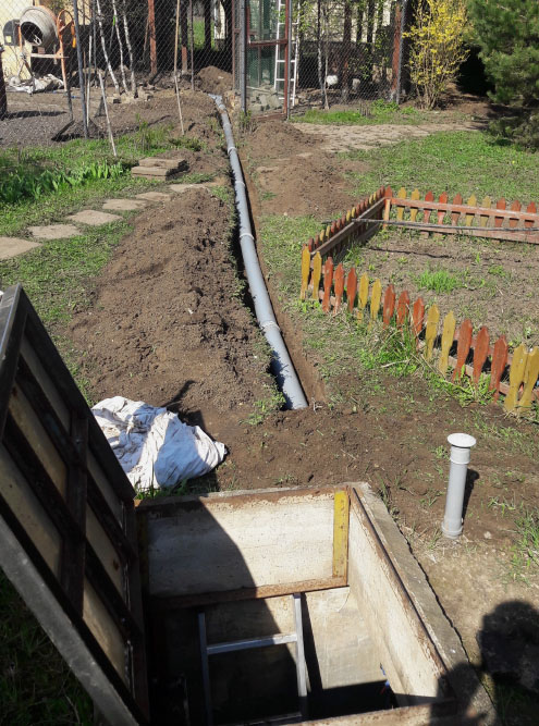 Это канализационная труба, в которую мы спрятали водопровод и электрокабель