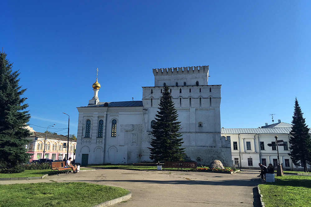 Зубцы на башне называют ласточкиными хвостами