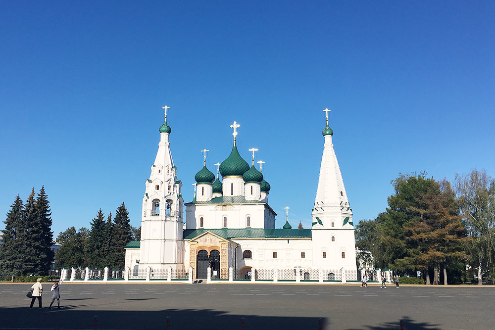 Ансамбль храма хорошо видно с любой точки площади