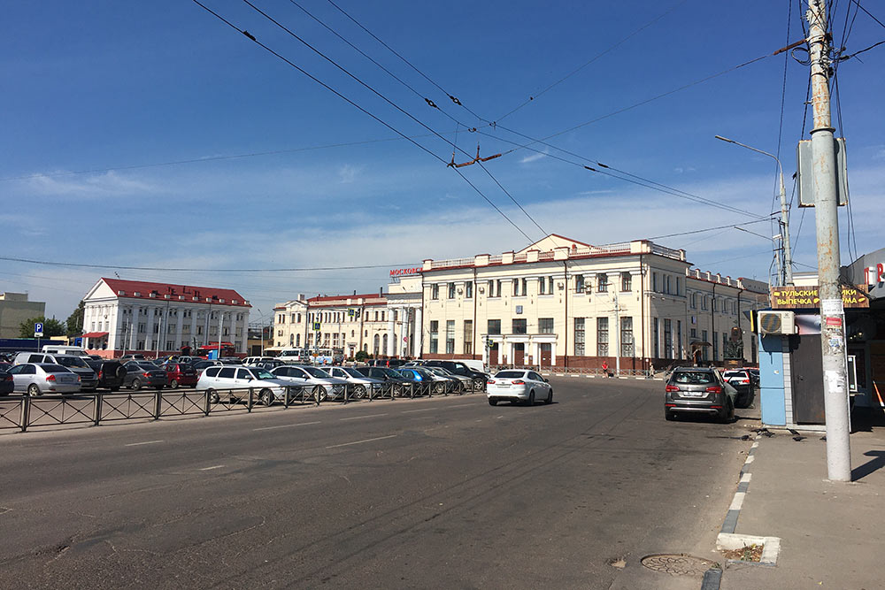 Московский вокзал в Туле. Туристы обычно вызывают такси слева от вокзала, у ларьков на автобусной остановке