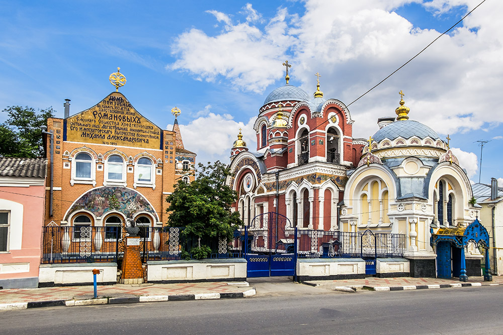 Богослужения проводят в выходные и праздничные дни. Расписание публикуют на сайте церкви. Фотография: Anton Kudelin / Shutterstock