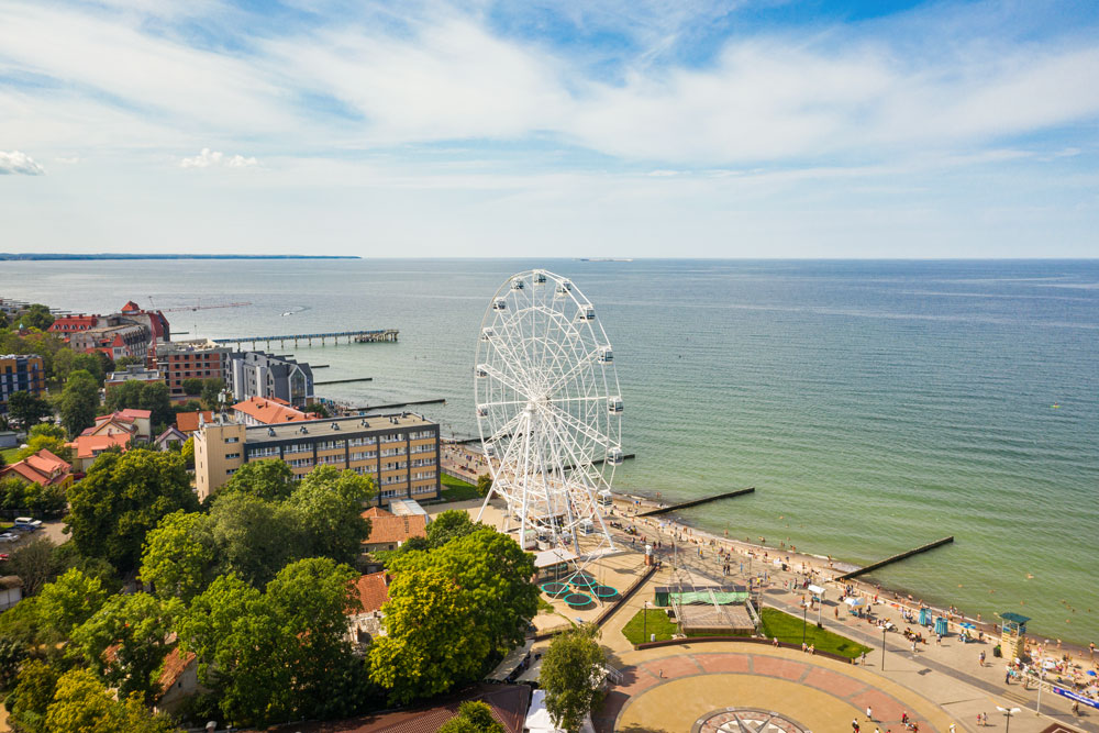 Колесо обозрения видно из любой точки города. Фото: Konstantin Tronin / Shutterstock