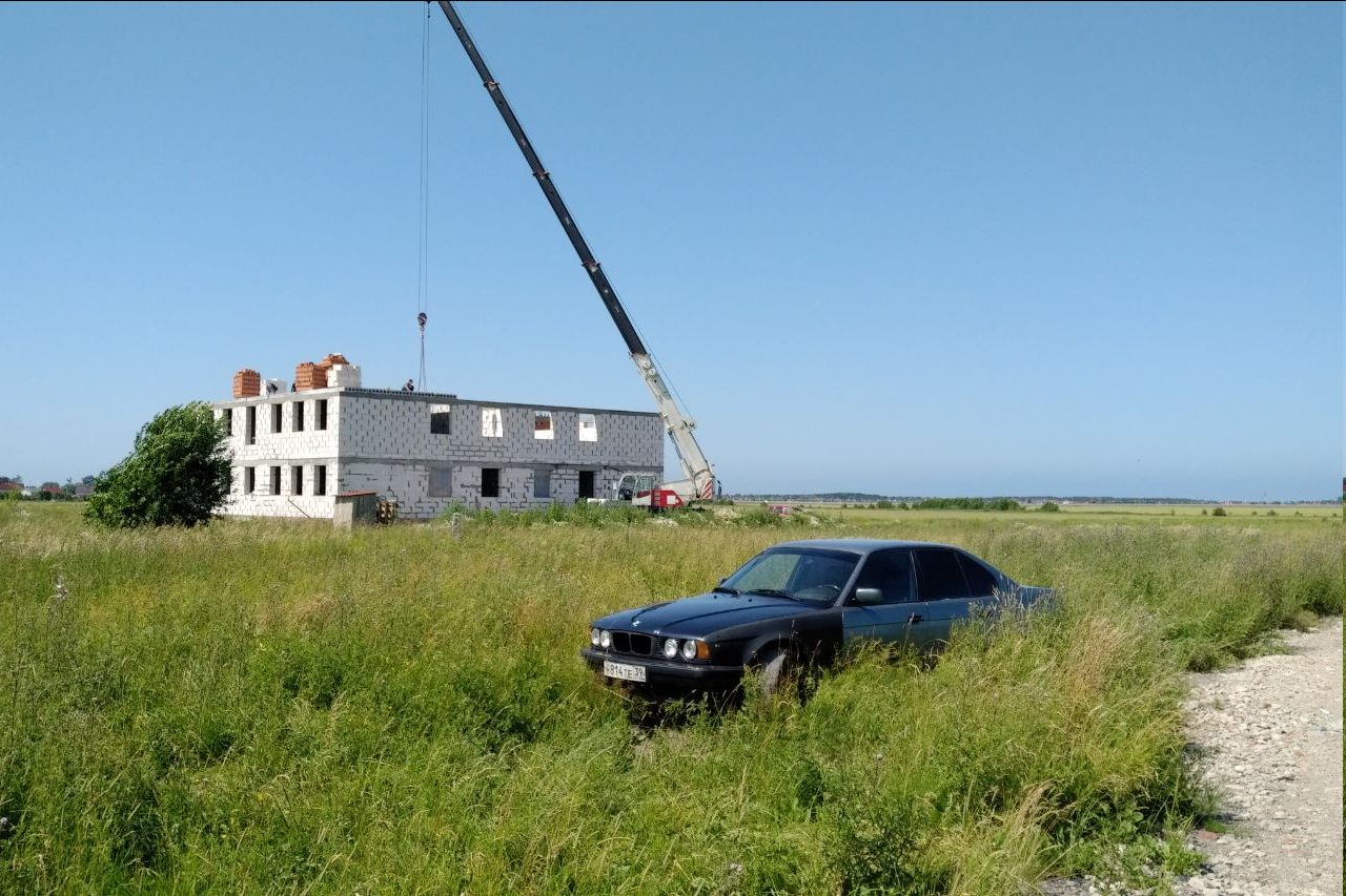 Поле стало менее живописным, зато стройка подходит к концу