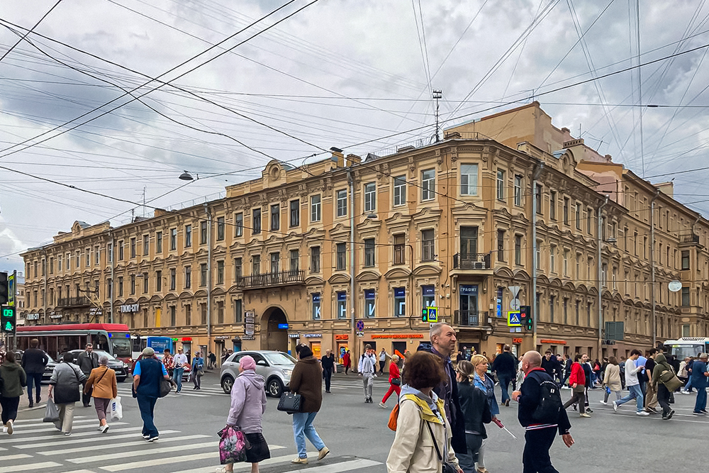 Так дом выглядит сейчас. Я живу в более высокой части справа — по линии