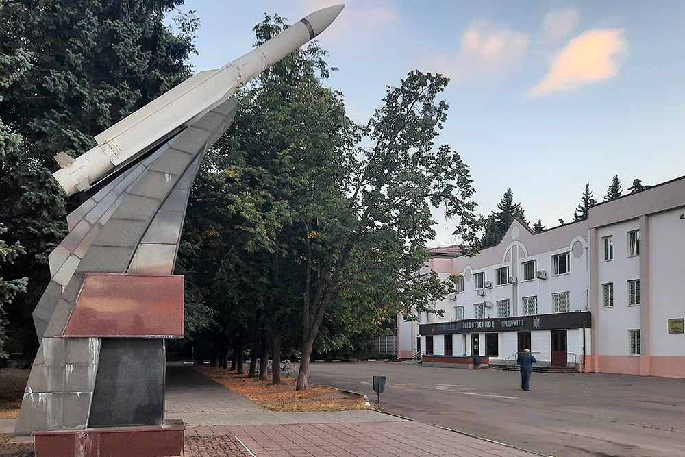 Памятник ракете на фоне центральной проходной ДНПП — самого крупного государственного предприятия в Долгопрудном