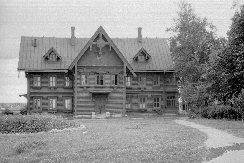 Дом агронома в 1957 году. Бывшее имение купца-миллионера Кузнецова. В советское время в нем работал детский сад, учебный корпус хозяйства «Дом агронома», было общежитие. В настоящее время здание занимает войсковая часть, в народе называемая «школа разведчиков». Источник: pastvu.com