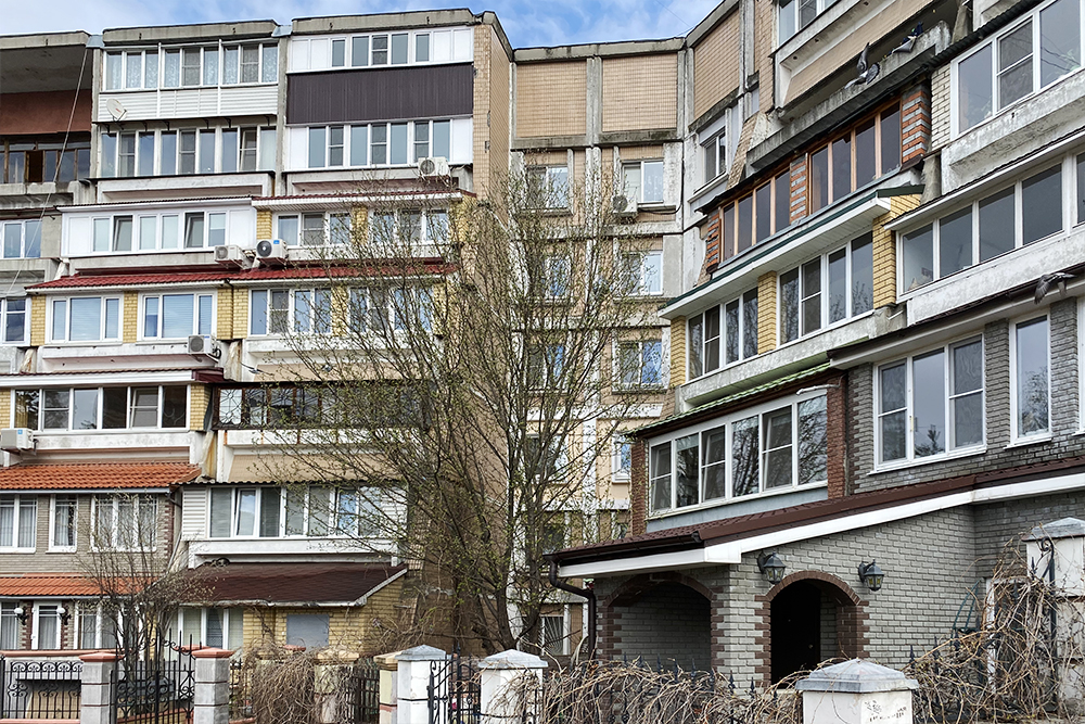 На этой фотографии видно, что этаж под крышей выглядит у всех по⁠-⁠разному: у кого⁠-⁠то там лоджия, у кого⁠-⁠то пустая коробка-заглушка