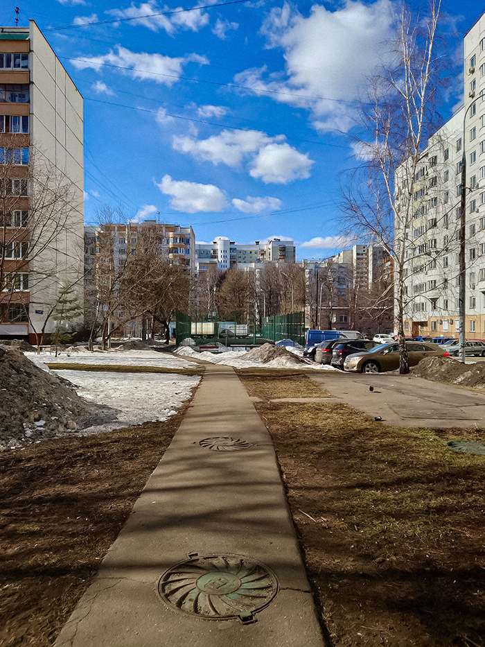 Мой дом на фото — справа. Впереди маленький стадион, слева от него компактная спортивная площадка. Ну и Ленин — маленькая местная достопримечательность. Куда уж без этого дедушки